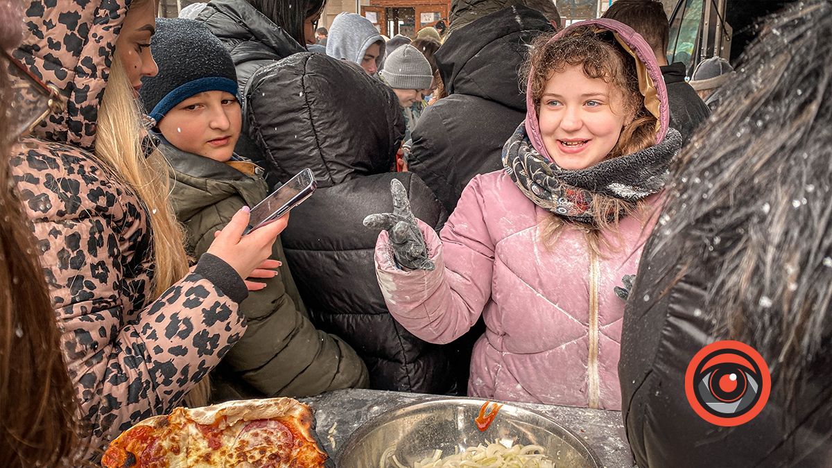 Школярів ліцею №5 в Коломиї пригощали піцою безкоштовно 7