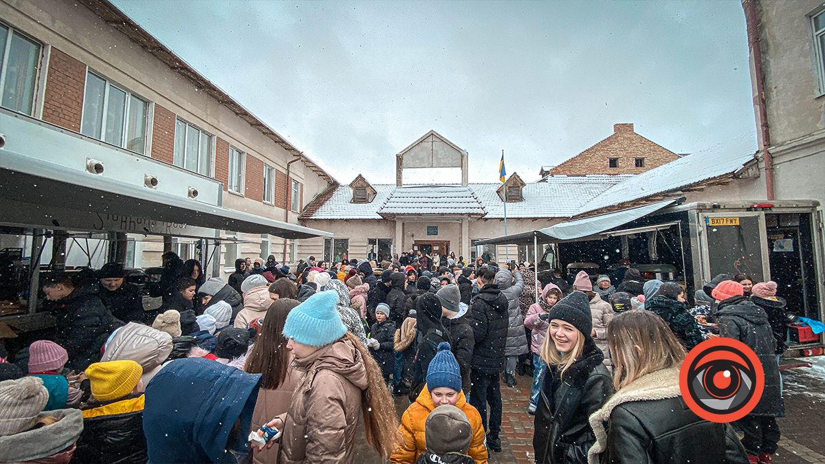 Школярів ліцею №5 в Коломиї пригощали піцою безкоштовно 8