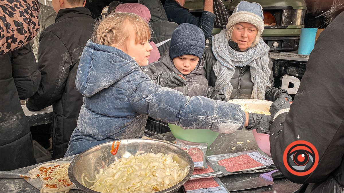 Школярів ліцею №5 в Коломиї пригощали піцою безкоштовно 2
