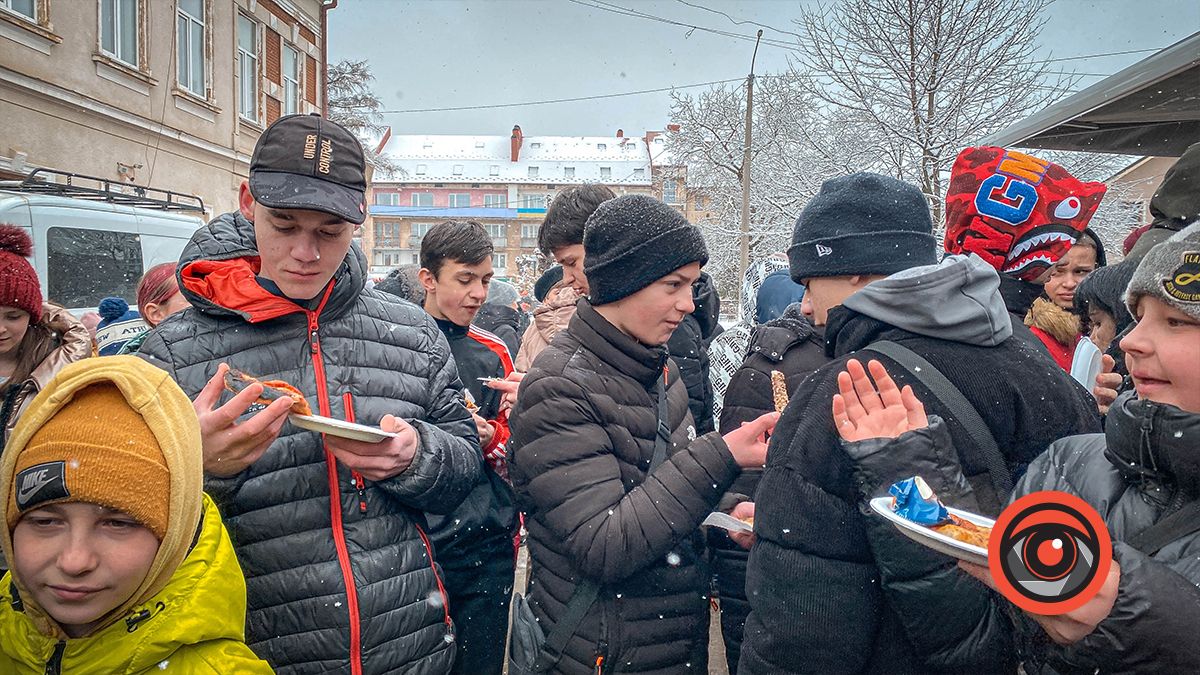 Школярів ліцею №5 в Коломиї пригощали піцою безкоштовно 5