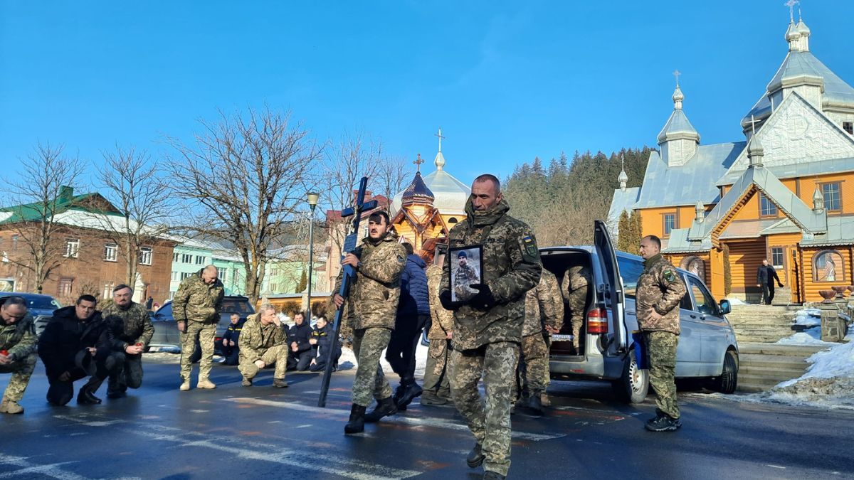 На Верховинщині в останню дорогу провели Героя Михайла Кознюка 4
