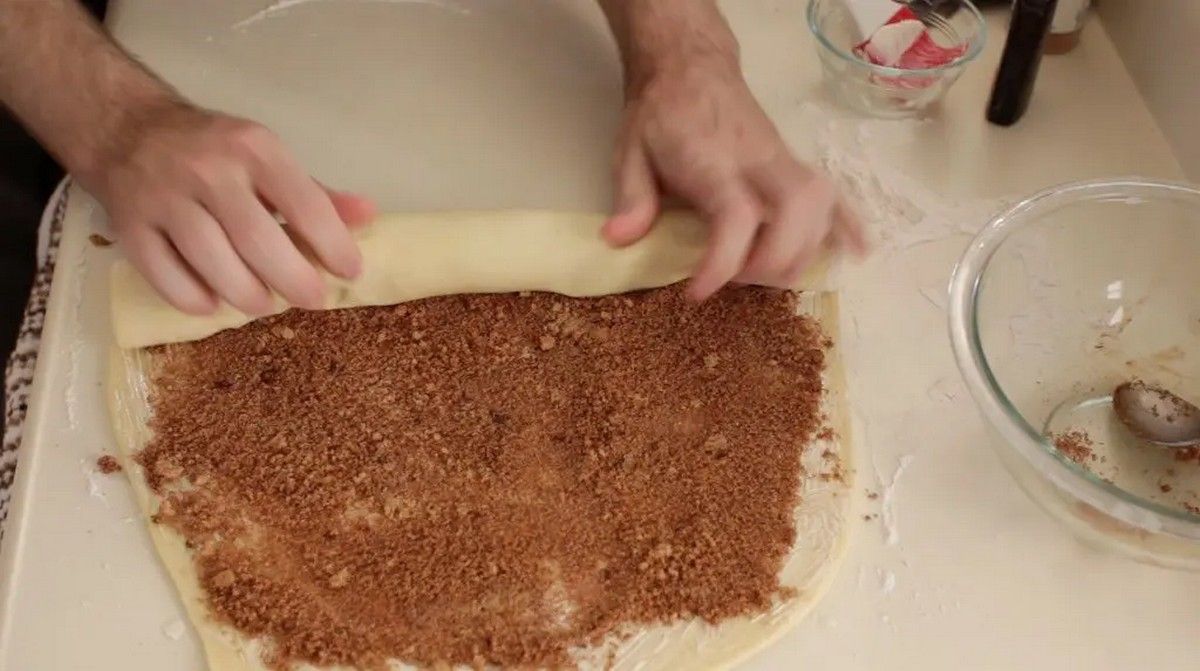 Рецепт запашних домашніх булочок з корицею 6