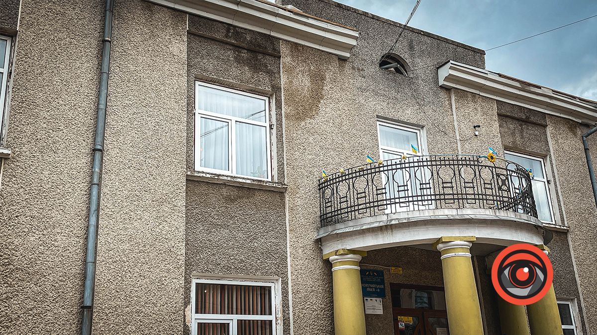 Два кабінети ліцею №8 в Коломиї підтопило через зупинку реконструкції даху, оголошено новий тендер 3