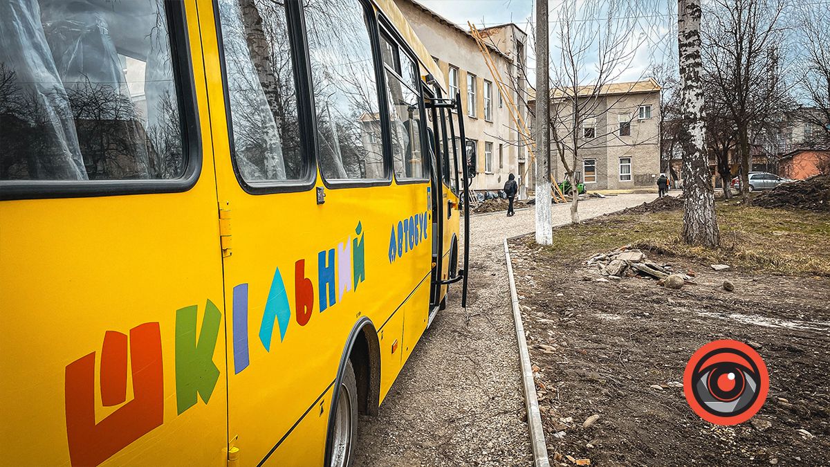 Старшокласники з Іванівців, Товмачика добираються до Коломиї на шкільному автобусі