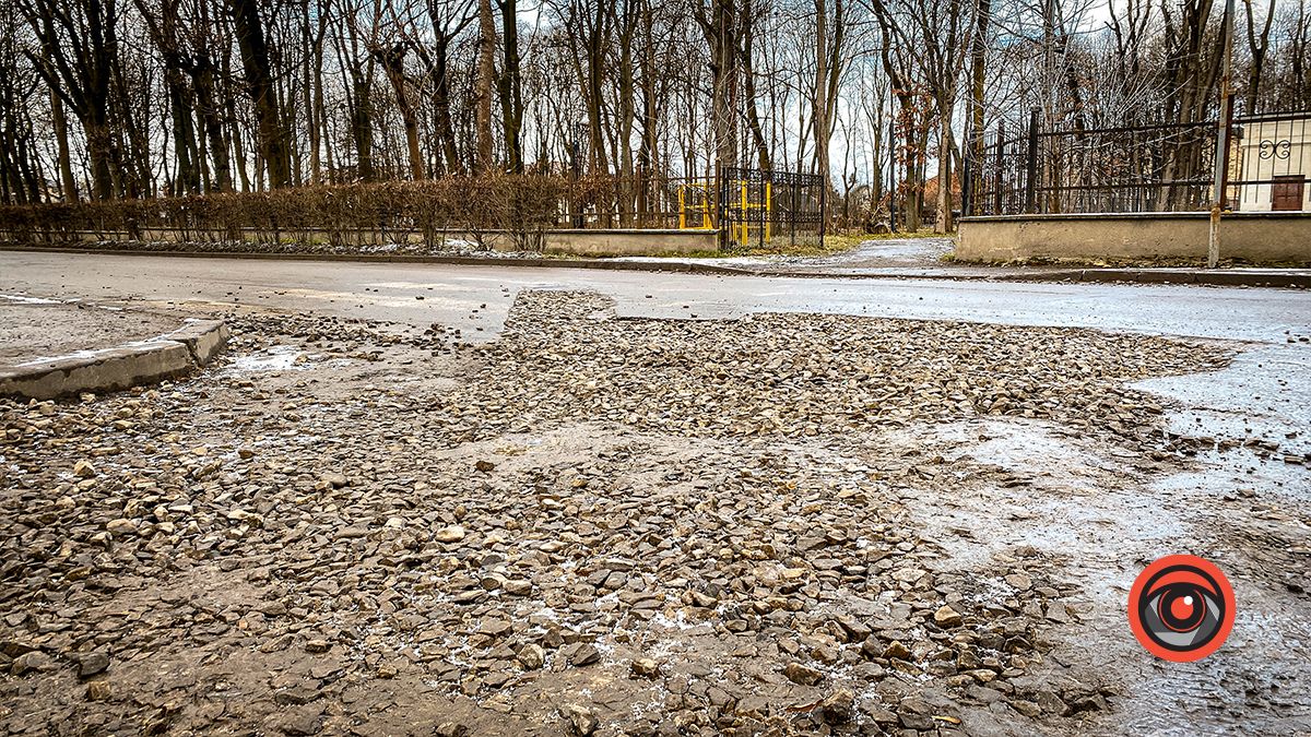 І добре, і зле: на вулиці Петлюри вирізаний асфальт невдало засипали щебнем 5