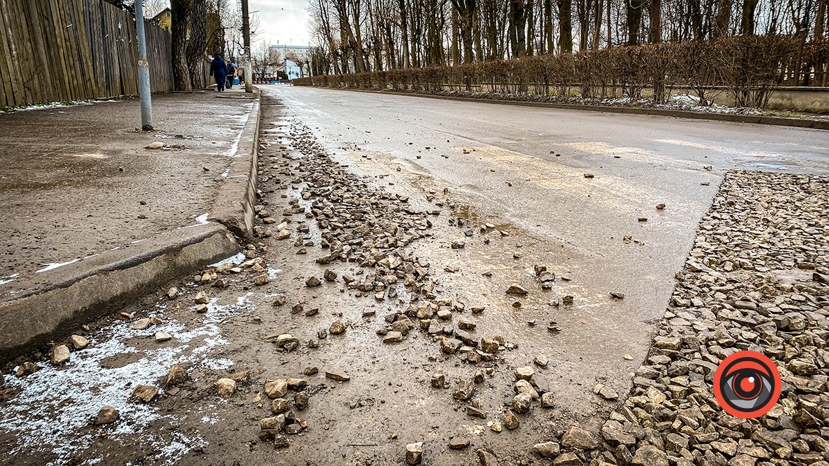 І добре, і зле: на вулиці Петлюри вирізаний асфальт невдало засипали щебнем 2