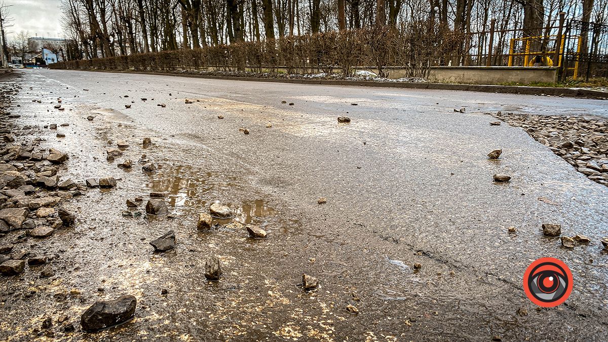 І добре, і зле: на вулиці Петлюри вирізаний асфальт невдало засипали щебнем 3