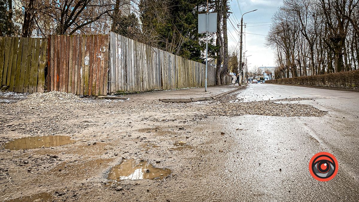 І добре, і зле: на вулиці Петлюри вирізаний асфальт невдало засипали щебнем 4