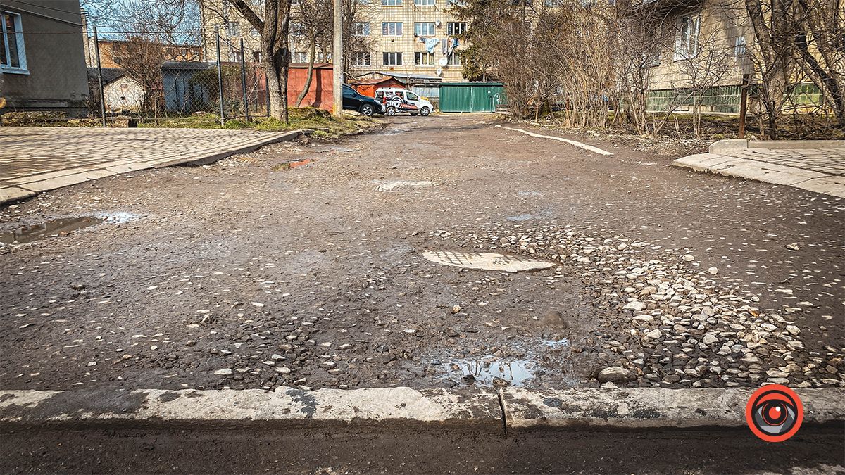 Болото та відсутній асфальт: проїзд на вул Січових Стрільців, 33 чекає на ремонт 1