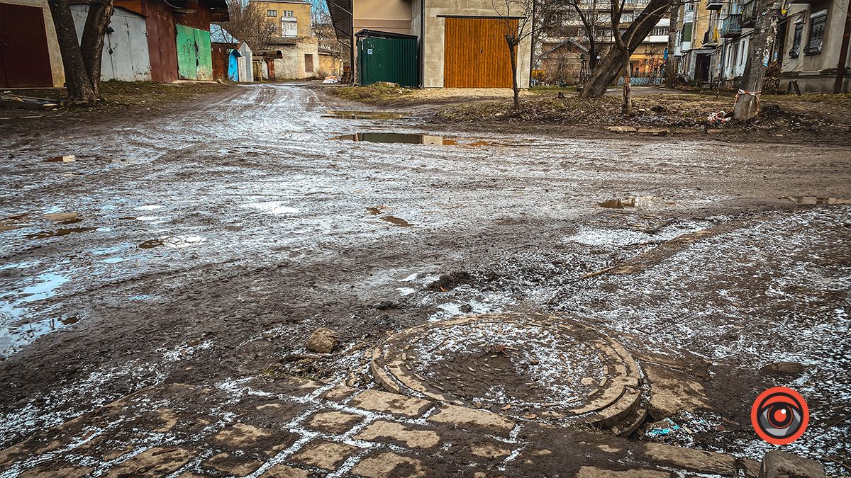 Болото та відсутній асфальт: проїзд на вул Січових Стрільців, 33 чекає на ремонт 9