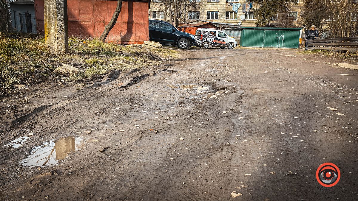 Болото та відсутній асфальт: проїзд на вул Січових Стрільців, 33 чекає на ремонт 3