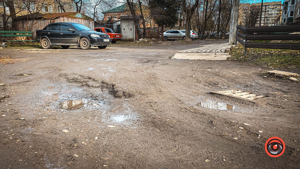 Болото та відсутній асфальт: проїзд на вул Січових Стрільців, 33 чекає на ремонт 4