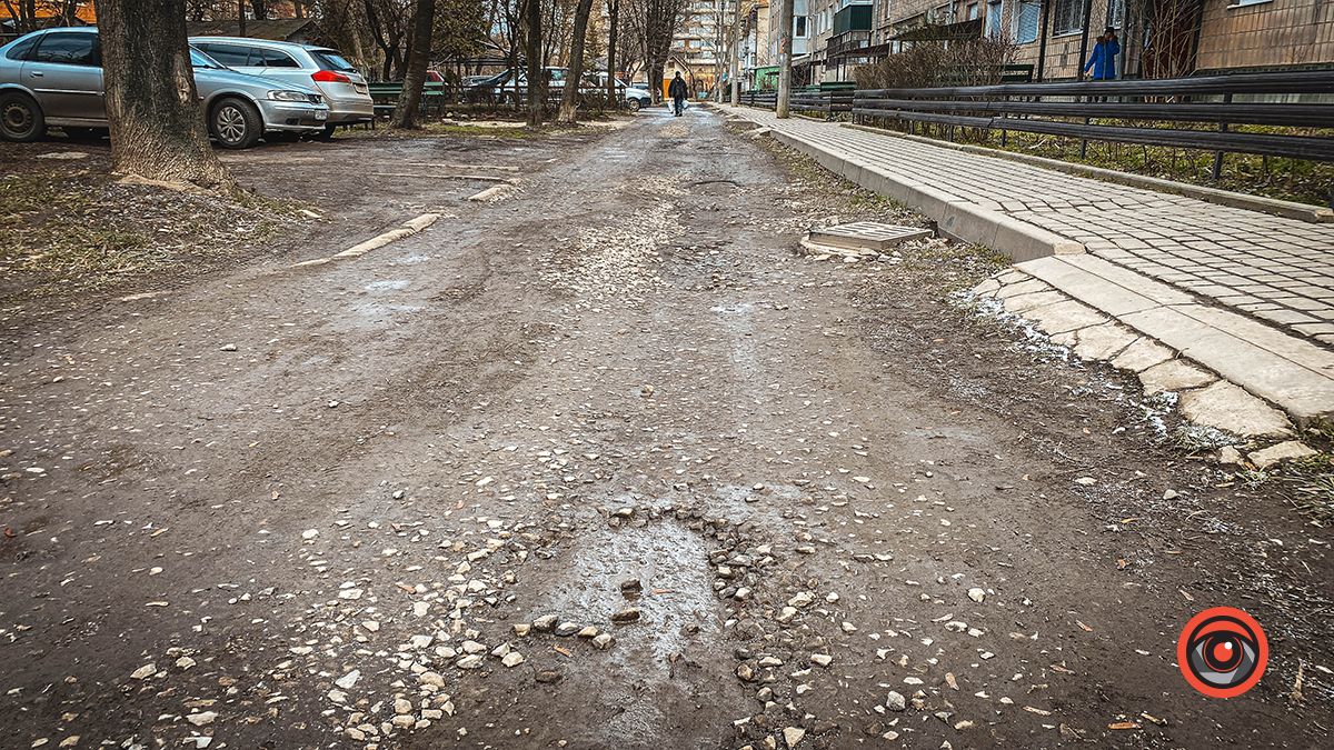 Болото та відсутній асфальт: проїзд на вул Січових Стрільців, 33 чекає на ремонт 5