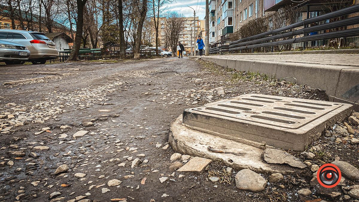 Болото та відсутній асфальт: проїзд на вул Січових Стрільців, 33 чекає на ремонт 6