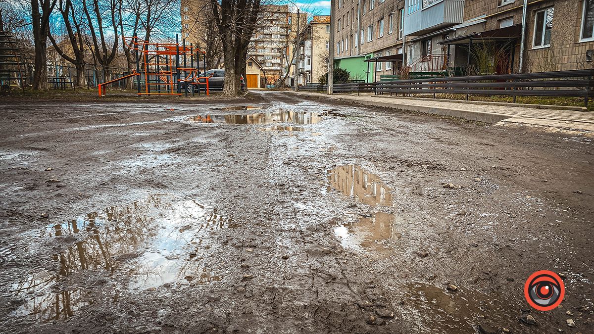 Болото та відсутній асфальт: проїзд на вул Січових Стрільців, 33 чекає на ремонт 7