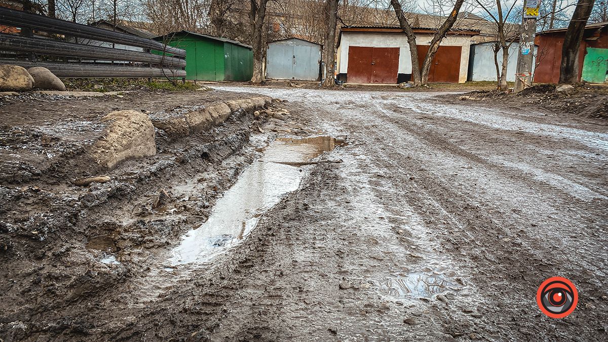 Болото та відсутній асфальт: проїзд на вул Січових Стрільців, 33 чекає на ремонт