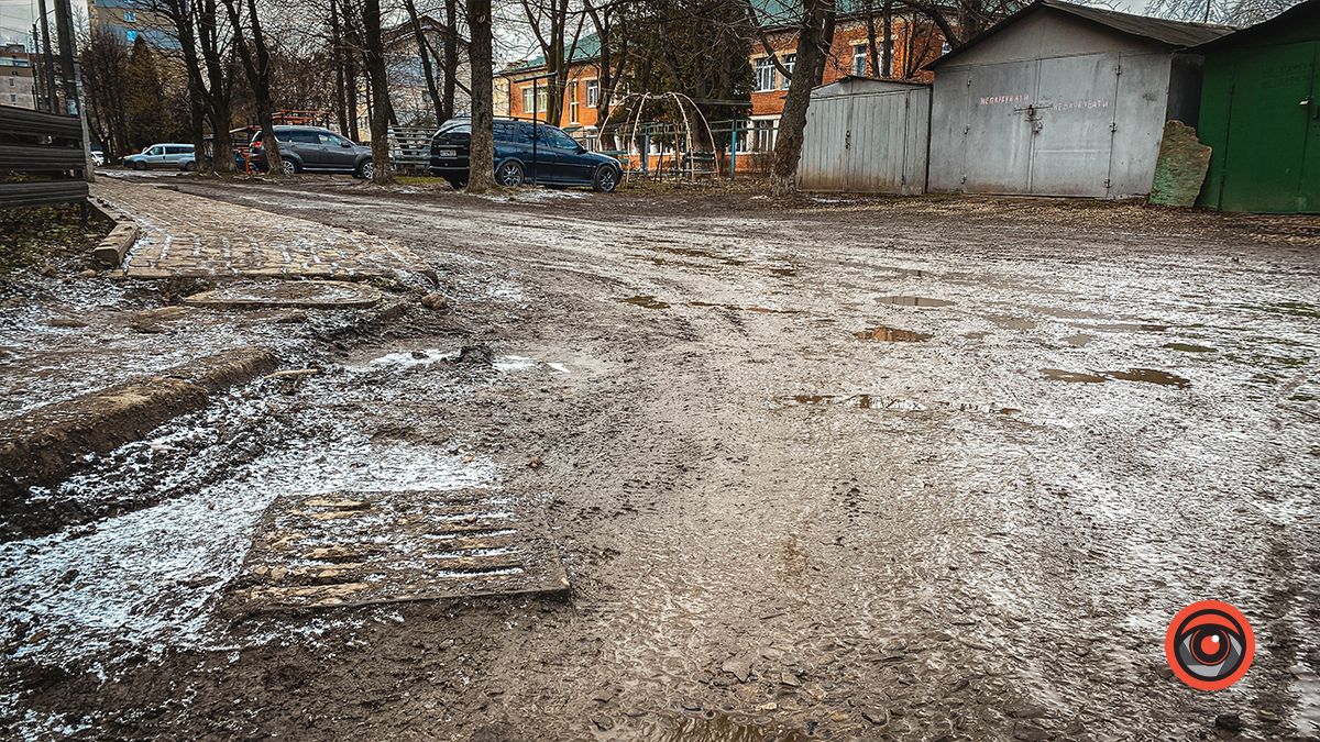 Болото та відсутній асфальт: проїзд на вул Січових Стрільців, 33 чекає на ремонт 8