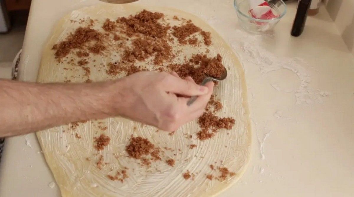 Рецепт запашних домашніх булочок з корицею 5