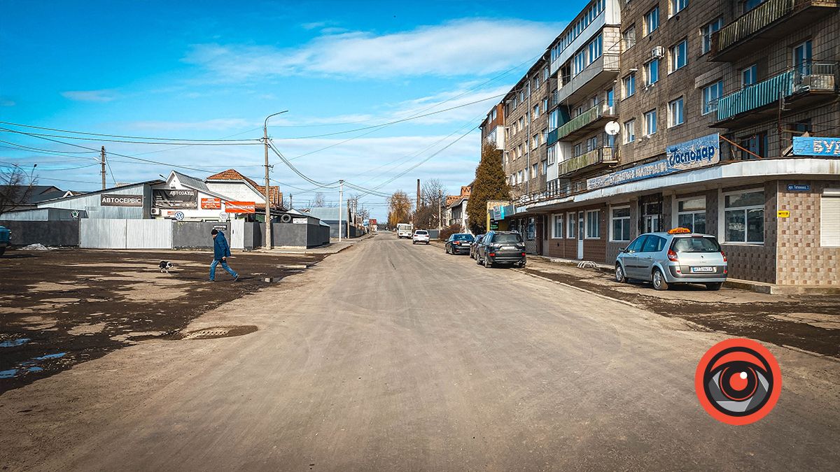 Мешканці вулиці Тютюнника у Коломиї нарікають на надокучливу яму біля відремонтованої дороги 1