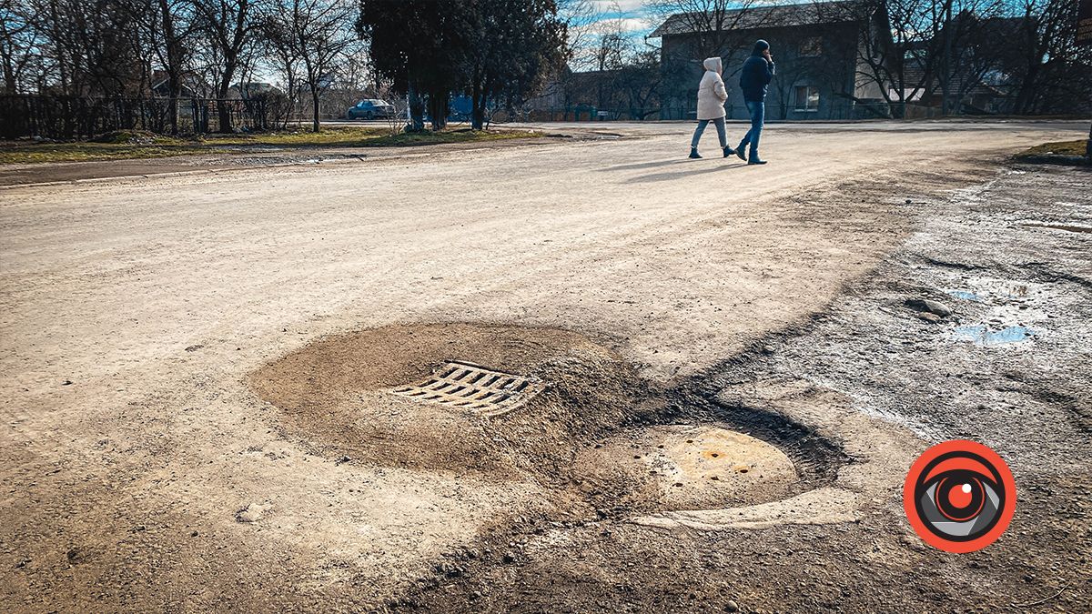 Мешканці вулиці Тютюнника у Коломиї нарікають на надокучливу яму біля відремонтованої дороги 2