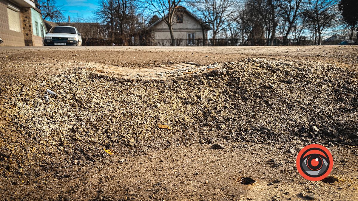 Мешканці вулиці Тютюнника у Коломиї нарікають на надокучливу яму біля відремонтованої дороги 3