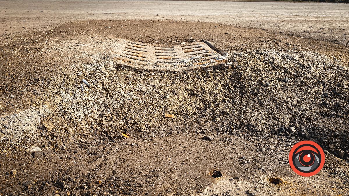 Мешканці вулиці Тютюнника у Коломиї нарікають на надокучливу яму біля відремонтованої дороги 4