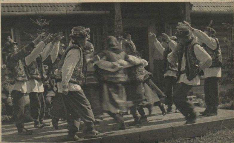 Гуцульський балет під кер. Я. Чуперчука при Українському Окружному Театрі в Коломиї під час виступу. 1942-44 рр.