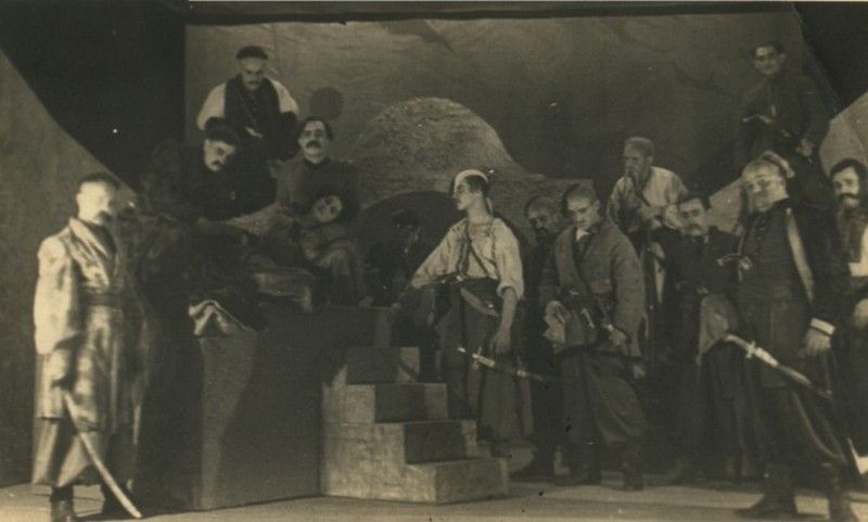 Сцена з вистави Б.Грінченка «Серед бурі» (4-а дія) у виконанні акторів Українського Окружного Театру в Коломиї. 1943 р