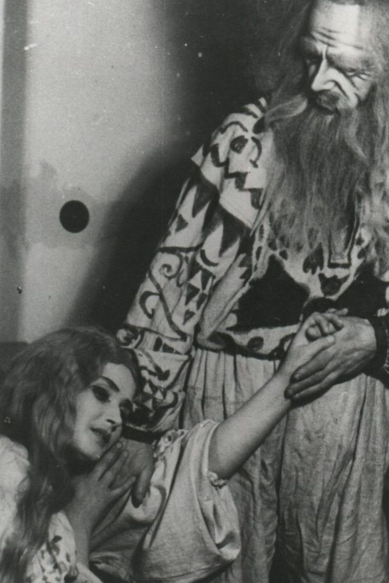 Сцена з вистави Спиридона Черкасенка «Казка Старого Млина» у виконанні акторів Українського Окружного Театру в Коломиї Марії Романовської (Мар’яна) та Андрія Ільківа (дід-мельник).19.02.1944 р.