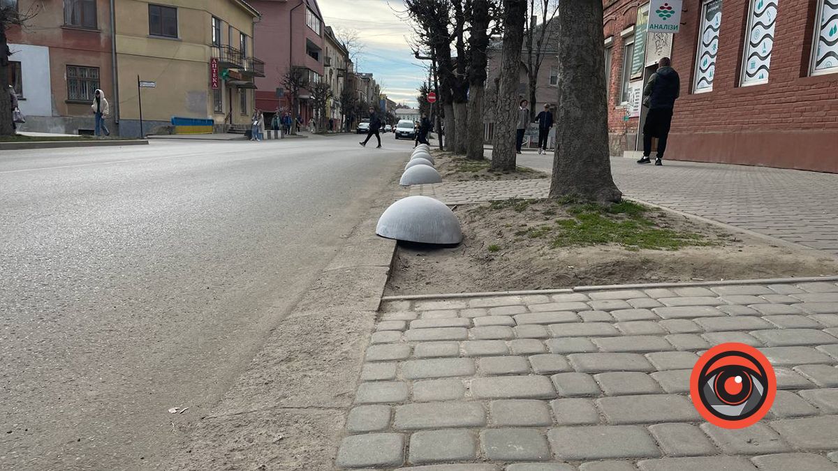 Що платить Коломия за бетонні півсфери, якими всипане місто 1