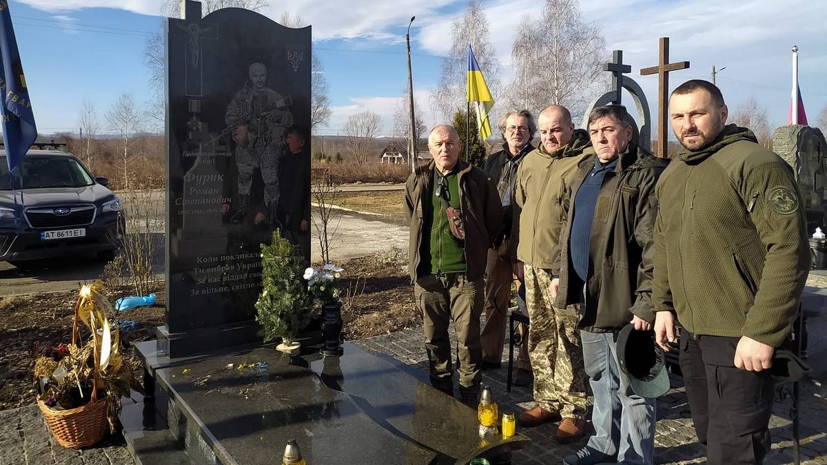 Фото з архівуМирон Забарило крайній ліворуч.