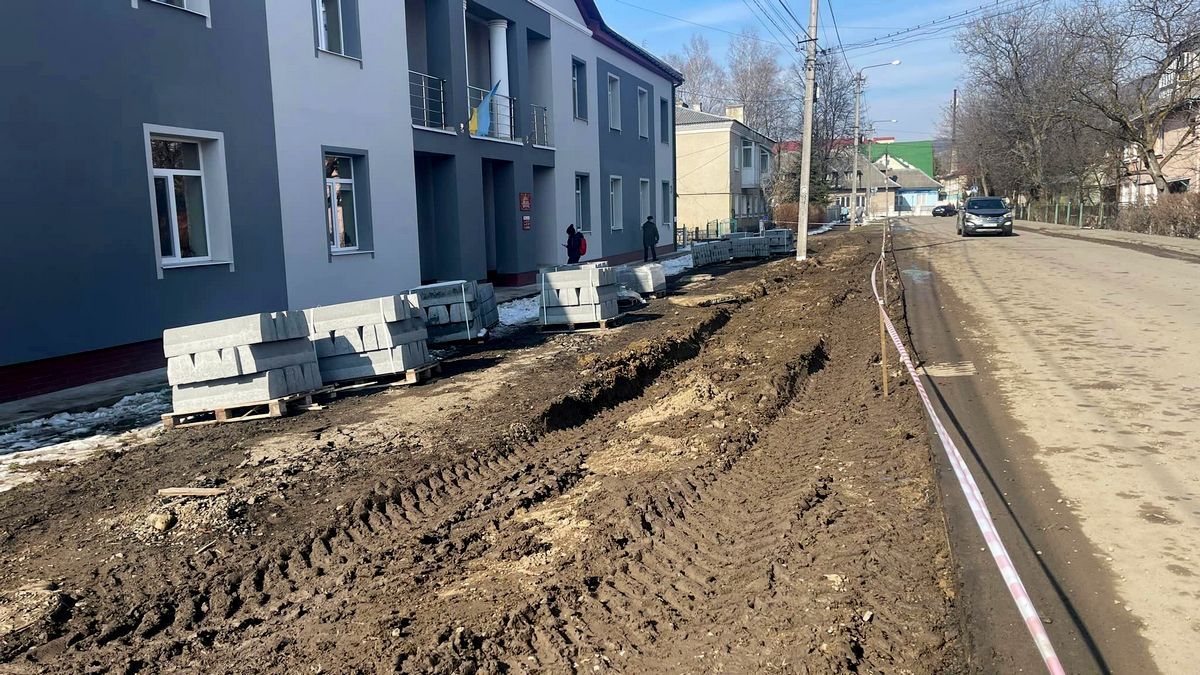 У Надвірній ремонтують прилеглу територію центру первинної медичної допомоги 2