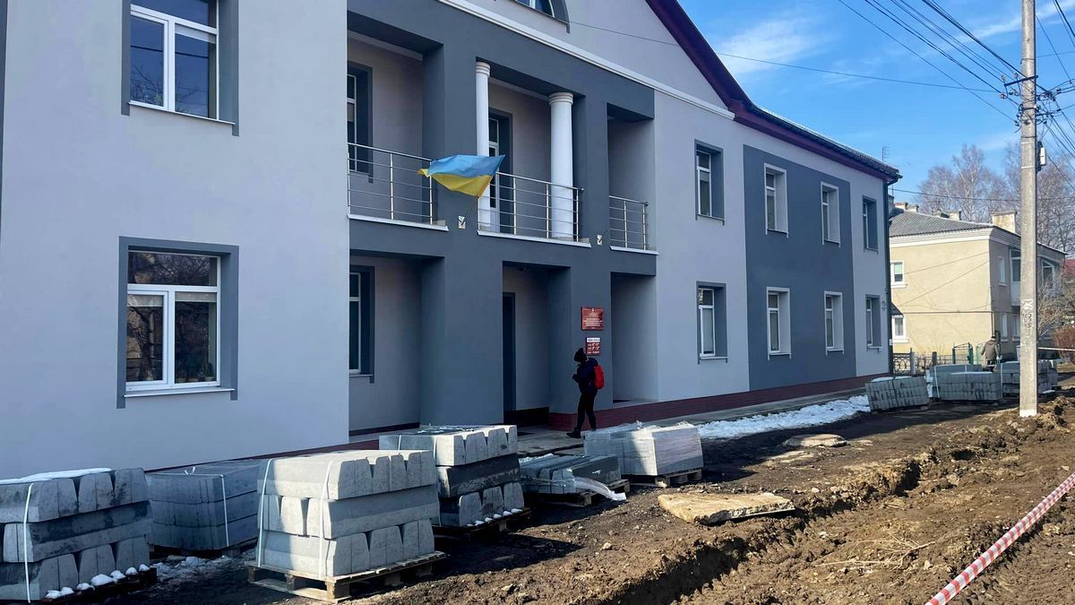У Надвірній ремонтують прилеглу територію центру первинної медичної допомоги