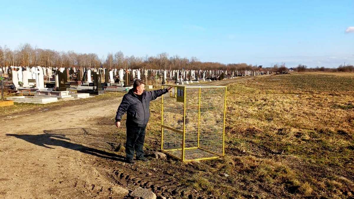 На кладовищі у Коломиї встановили контейнери для сортування сміття 4