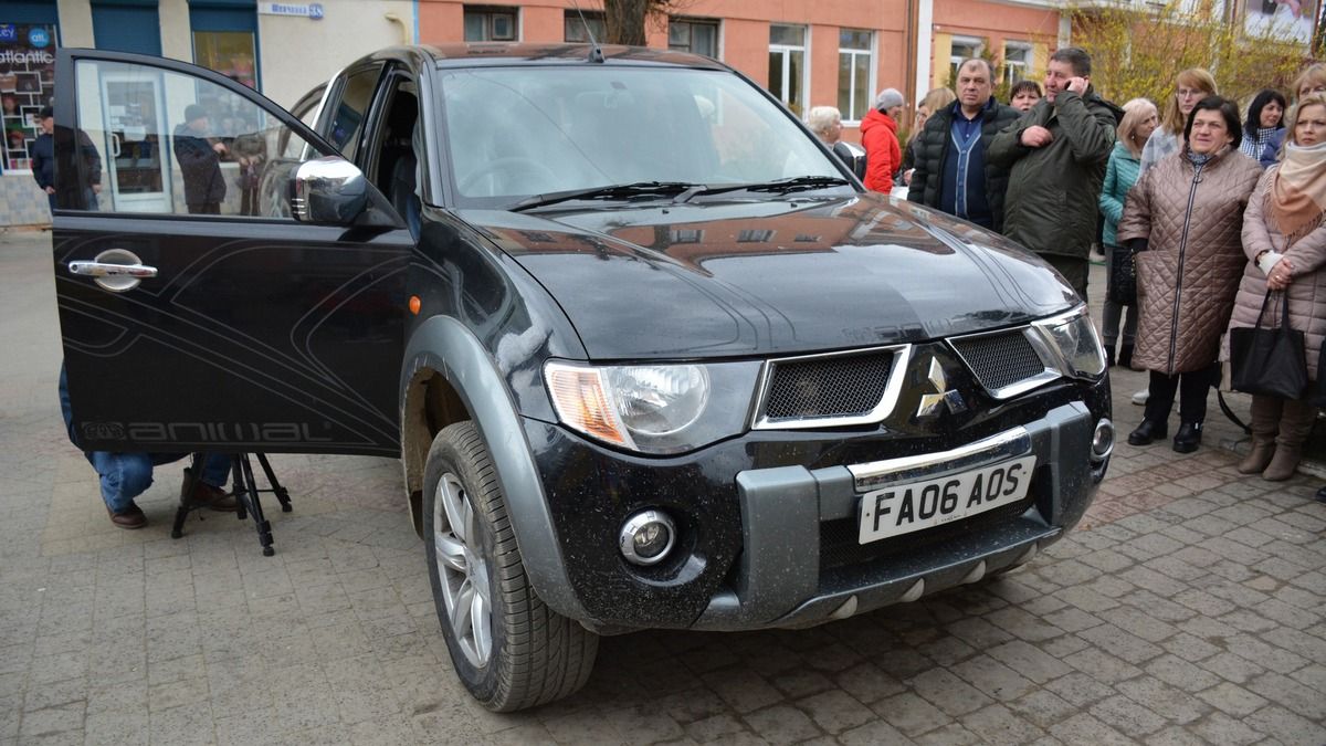 У Надвірній освятили авто для ЗСУ 1