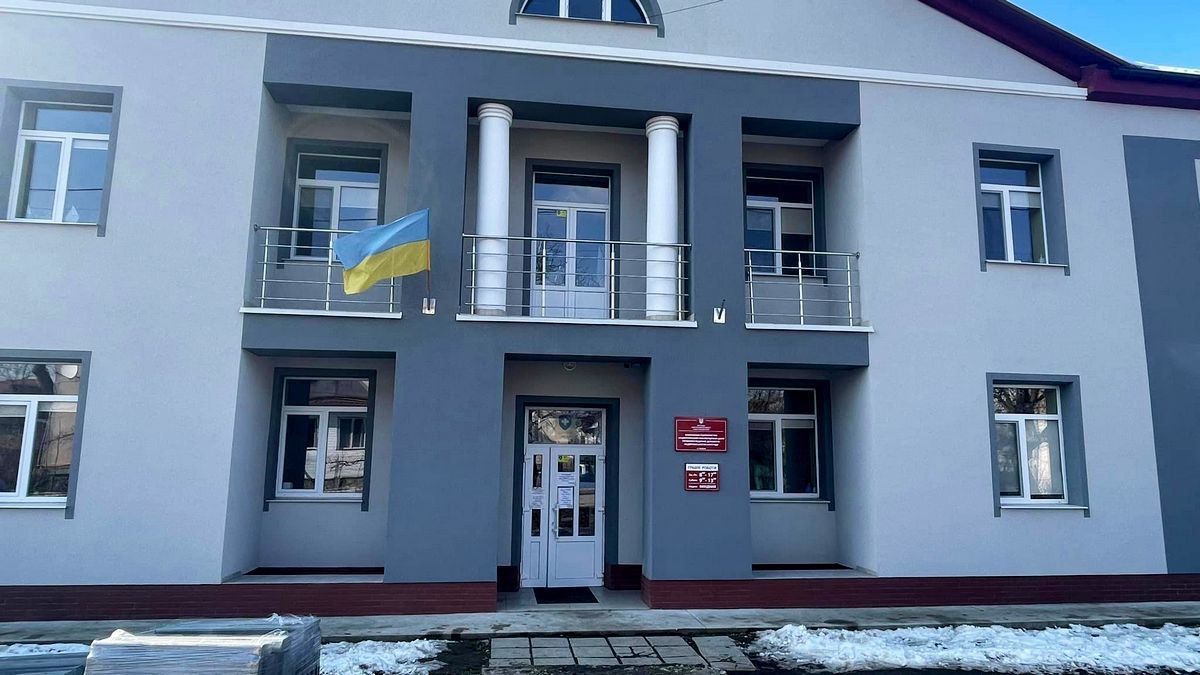 У Надвірній ремонтують прилеглу територію центру первинної медичної допомоги 1