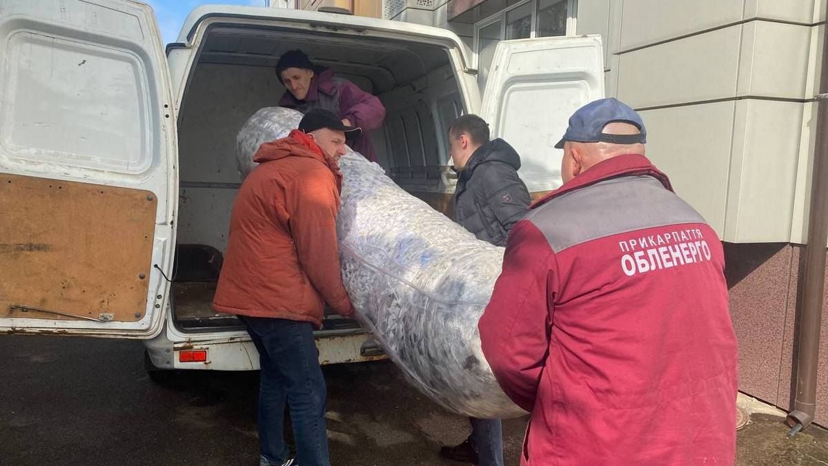 Енергетики з Прикарпаття виготовили величезну маскувальну сітку для ЗСУ 2