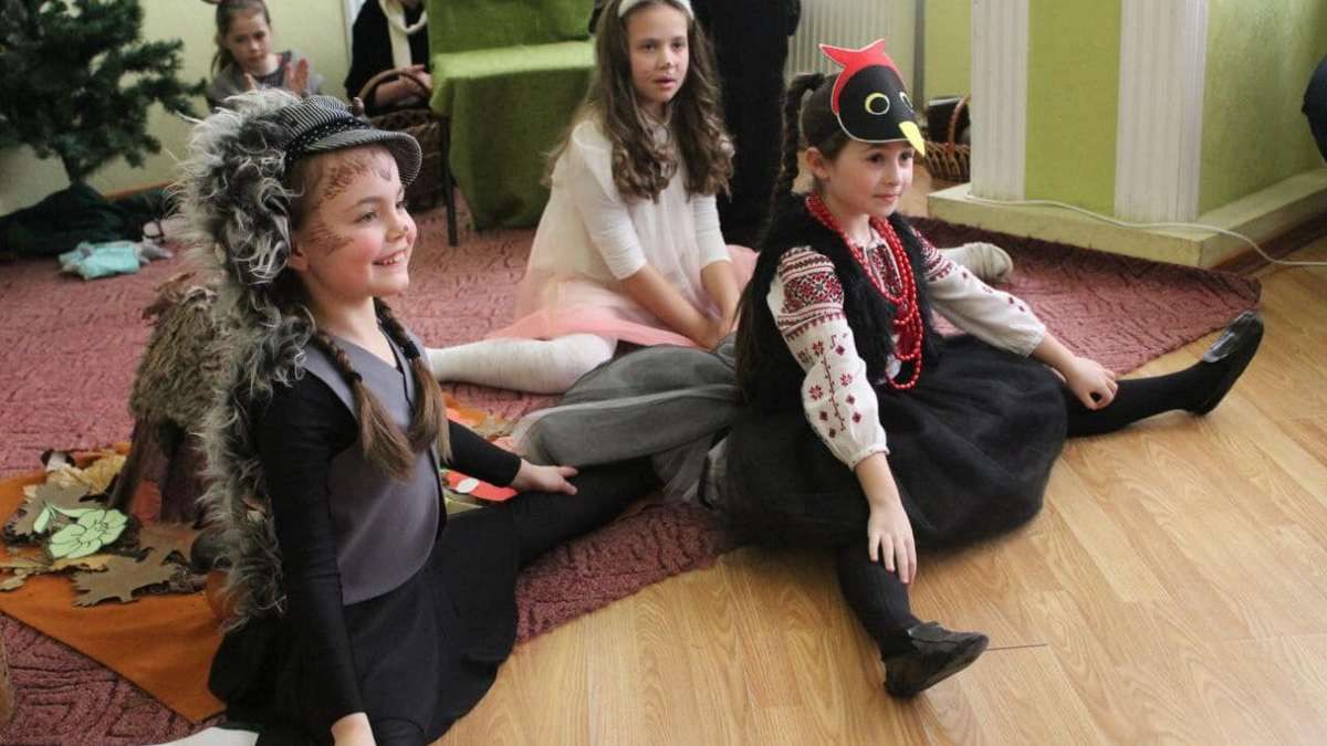 "День добрих справ": інклюзивний театр і учасники майстерні презентували виставу 4