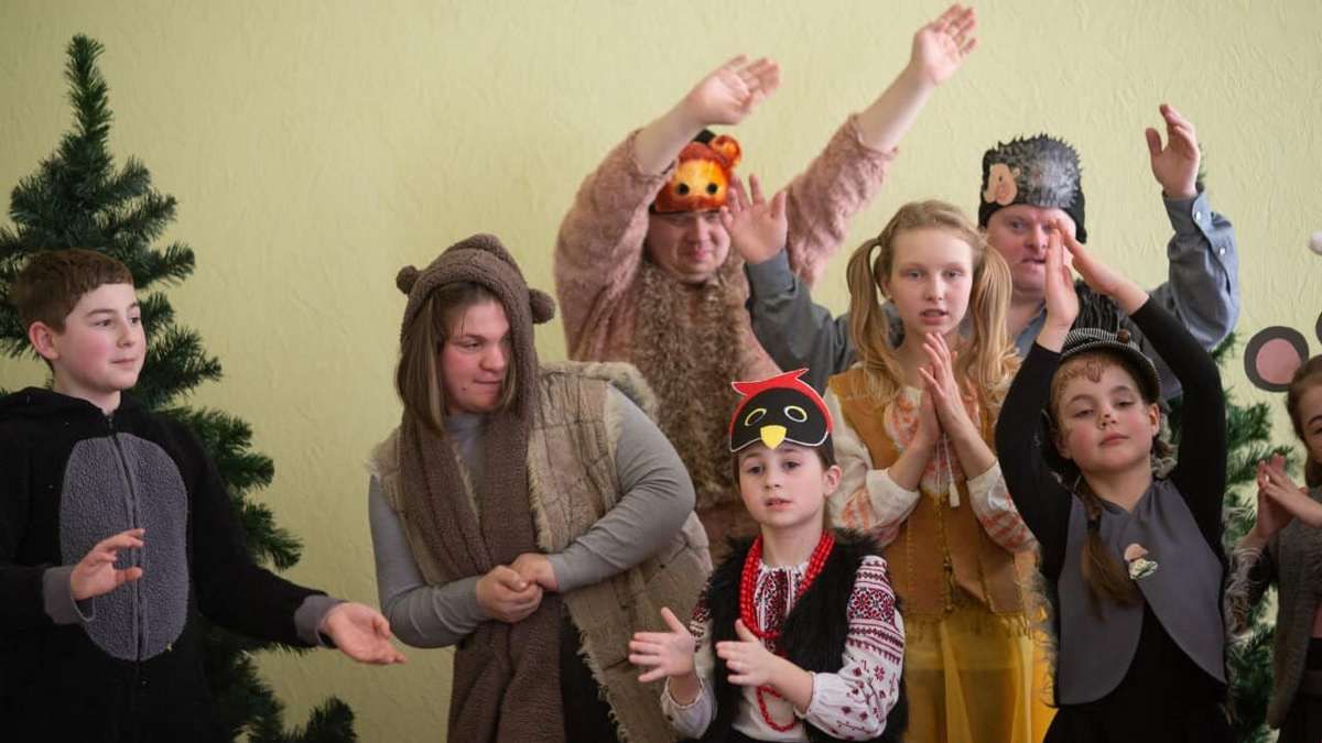 "День добрих справ": інклюзивний театр і учасники майстерні презентували виставу 5