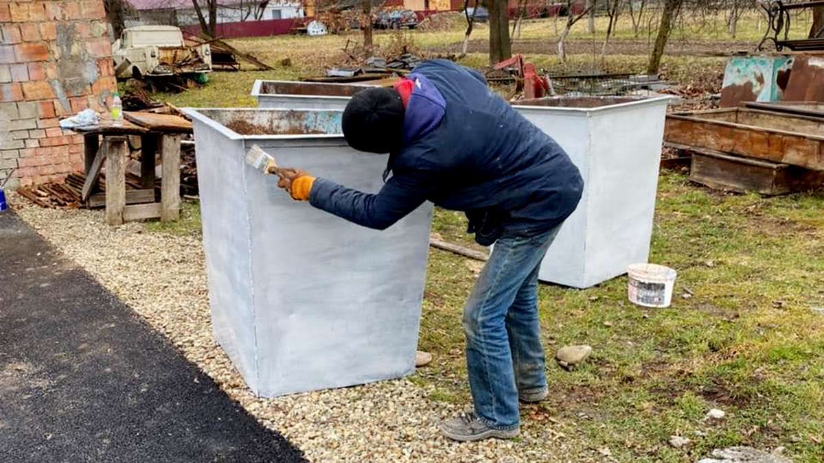 На кладовищі у Коломиї встановили контейнери для сортування сміття 1
