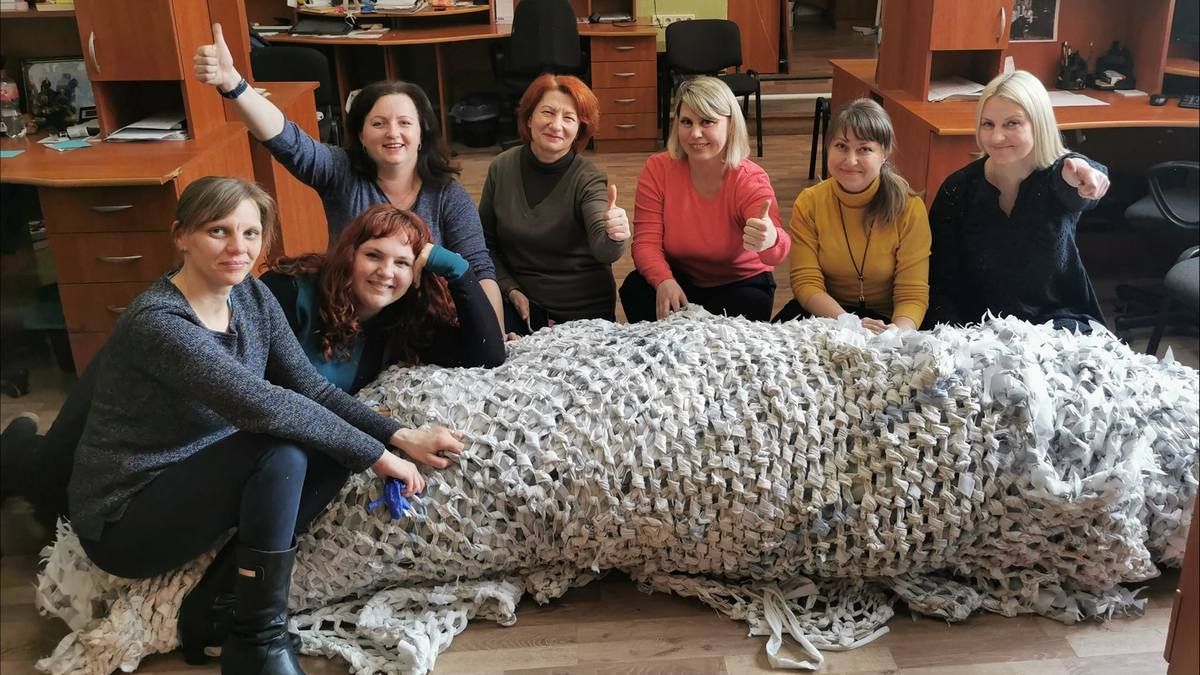 Енергетики з Прикарпаття виготовили величезну маскувальну сітку для ЗСУ 1