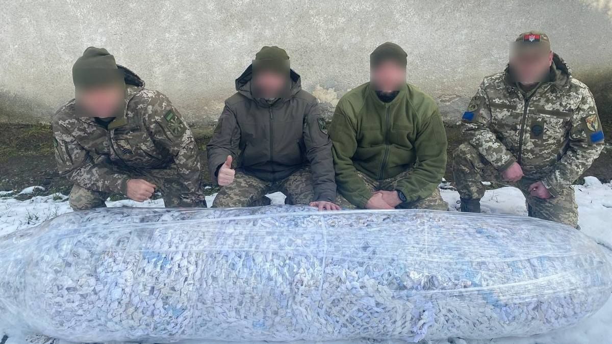 Енергетики з Прикарпаття виготовили величезну маскувальну сітку для ЗСУ 4