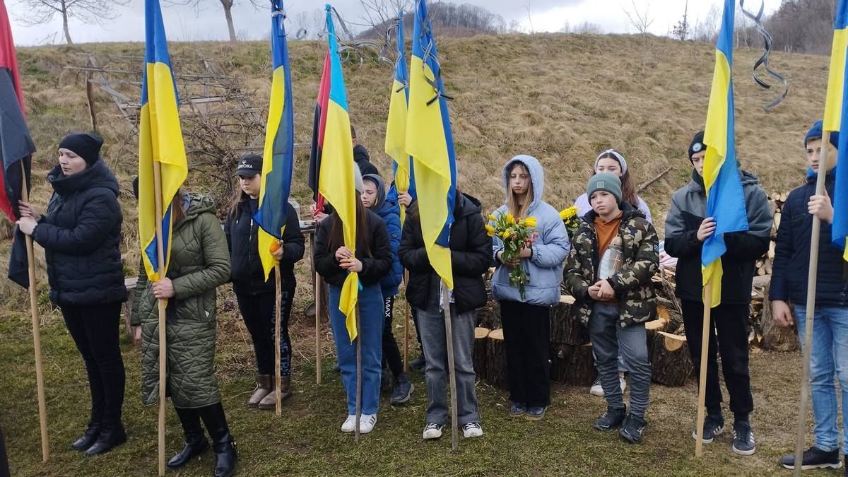 На Косівщині зустріли полеглого Героя Мирослава Яцка 6