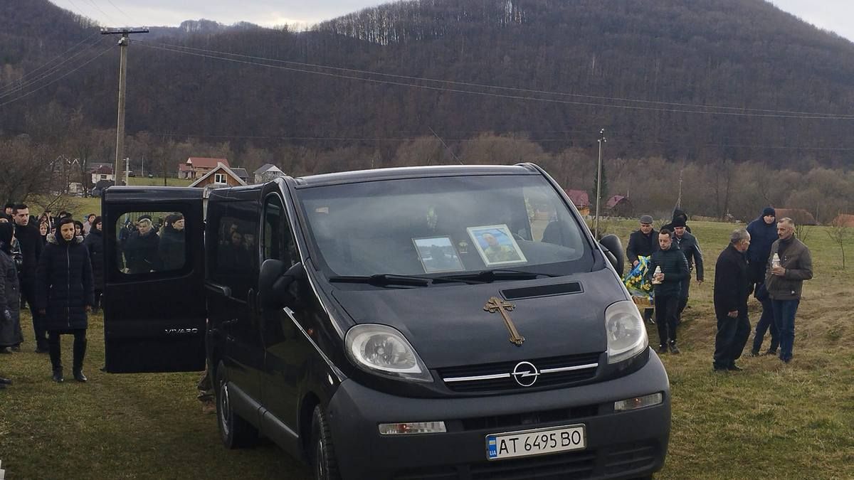 На Косівщині зустріли полеглого Героя Мирослава Яцка 3