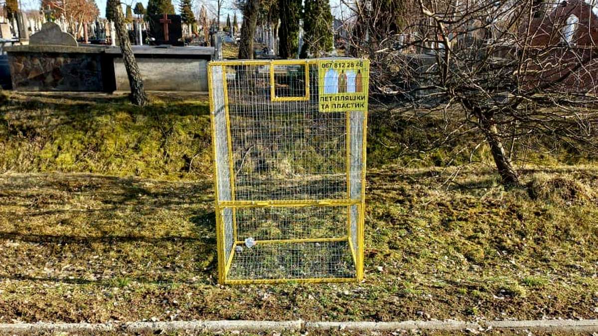 На кладовищі у Коломиї встановили контейнери для сортування сміття 3
