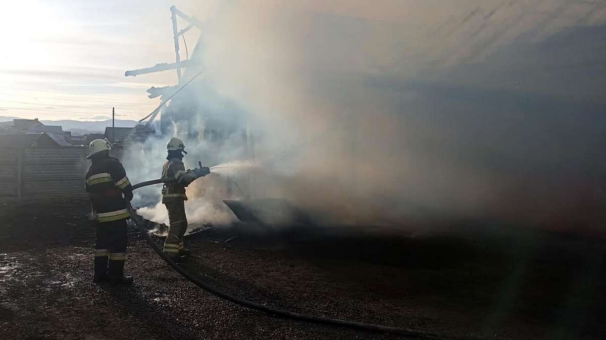 У Яблунові горів комплекс господарських будівель 1