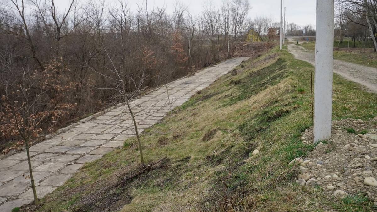 У Коломиї відновлюють пішу зону на дамбі понад Прутом 2