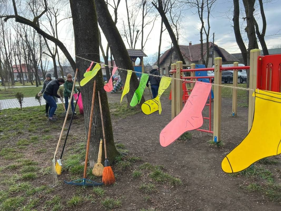 У Коломиї на інклюзивному майданчику наводили лад 2