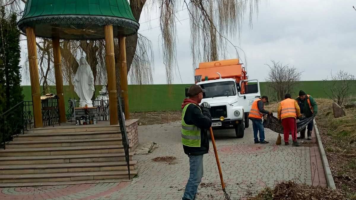 У Городенці толока: комунальники облагороджують місто 2