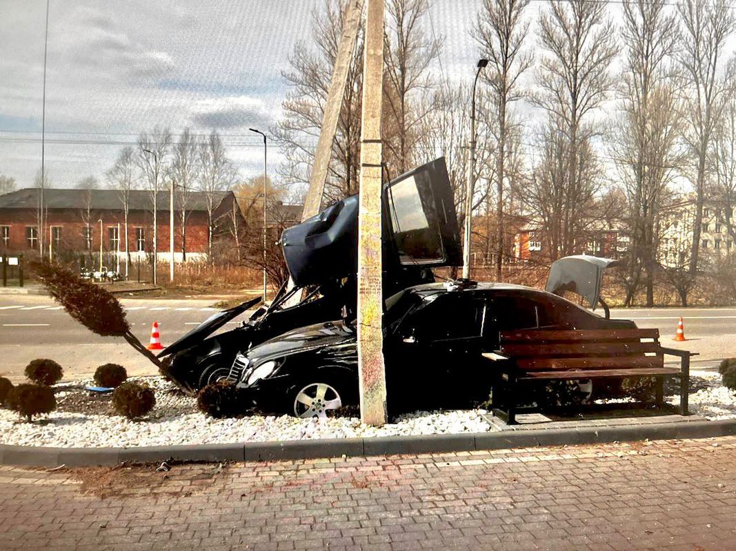 Автівки застрягли між опорами: деталі ДТП у Надвірній 1